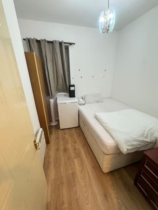 Private Double Bedroom In Hounslow Near Heathrow Londen Buitenkant foto